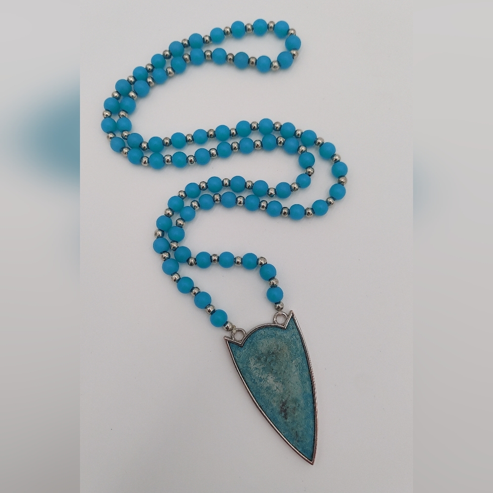 Arrowhead shaped pendant necklace